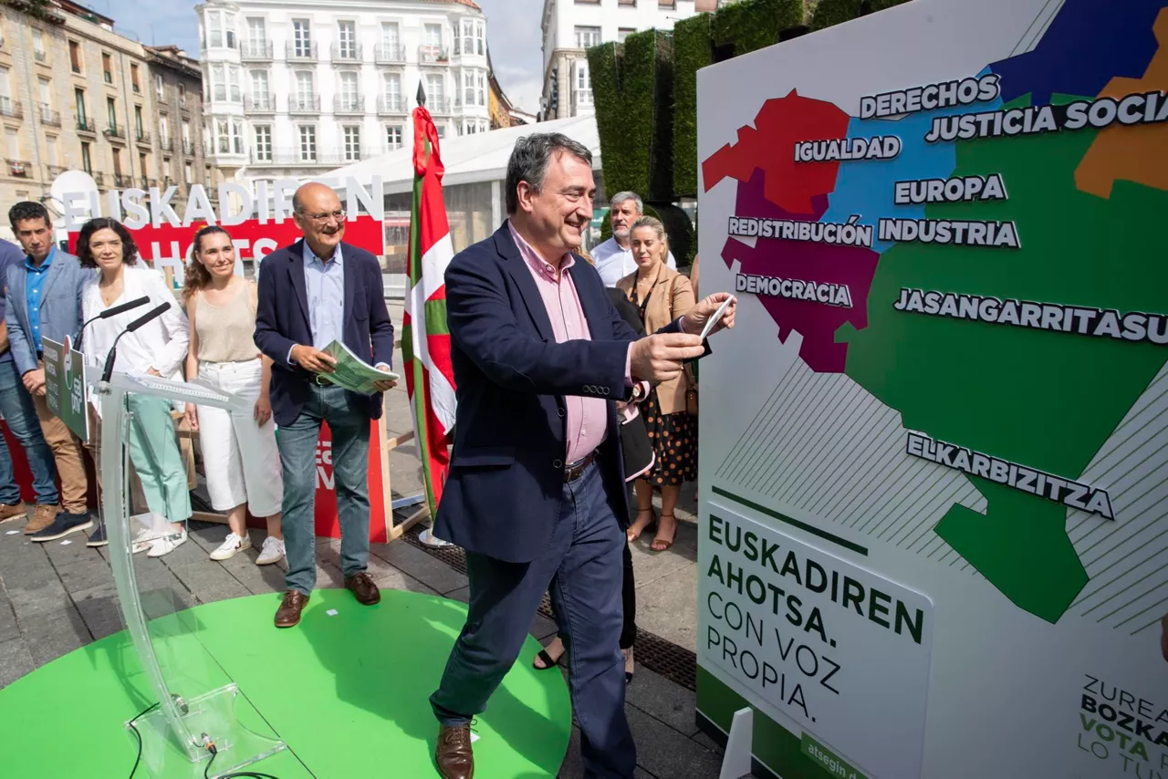 aitor esteban eaj pnv campaña kanpaina hauteskundeak elecciones vitoria gasteiz efe