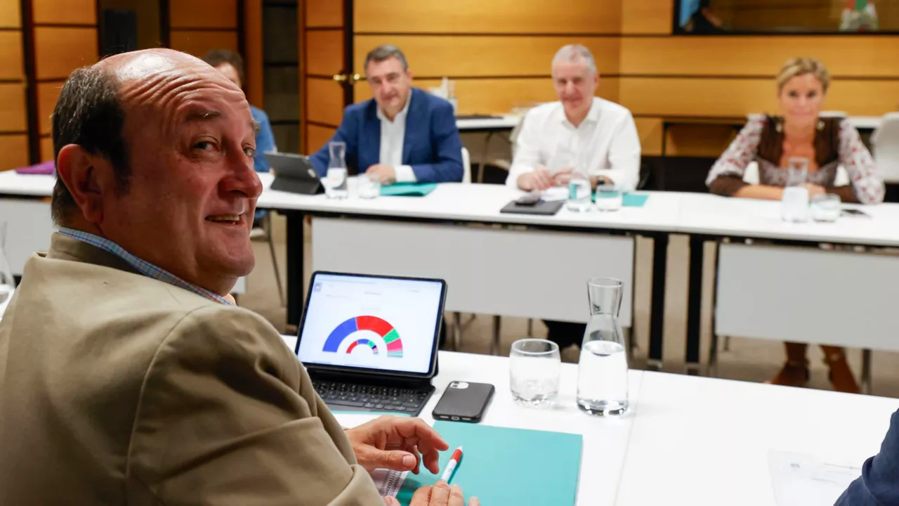Ortuzar, en primer plano, durante la reunión del EBB de ayer.