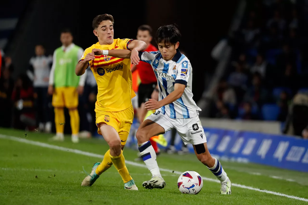 Take Kubo y Gavi, en una disputa de balón. Foto: EFE