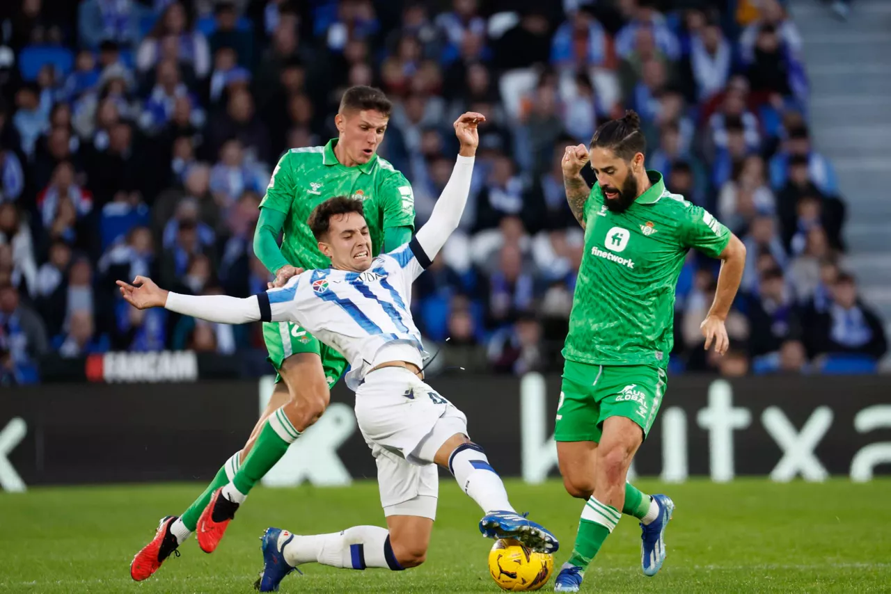 Zubimendi eta Isco, lehian, lehen itzuliko Reala-Betis partidan. Argazkia: EFE.