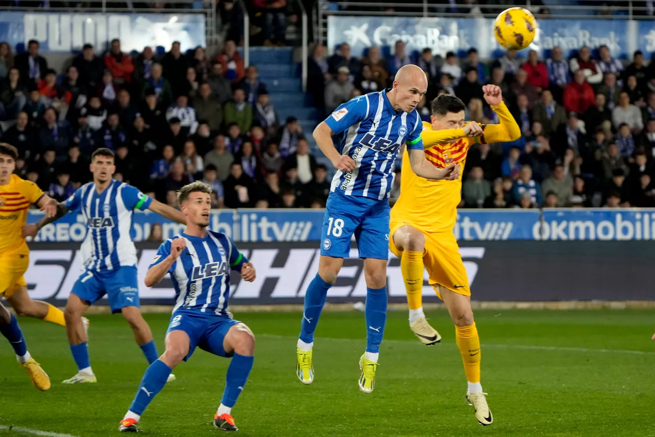 guridi_lewandowski_alaves_barcelona_EFE