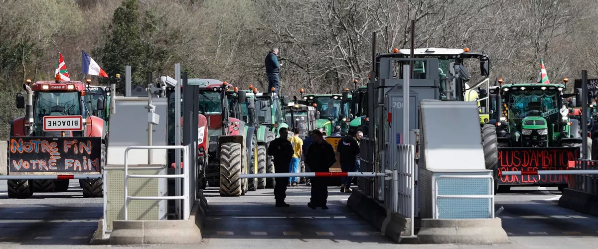 biriatu-tractores traktoreak nekazariak protestak agricultores muga-efe