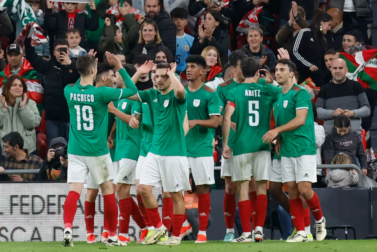 Euskal Selekzioako jokalariak gola ospatzen. Euskal Selekzioa vs Uruguai