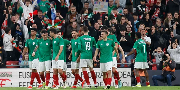 Euskal Selekzioko jokalariak gola ospatzen. Euskal Selekzioa vs Uruguai