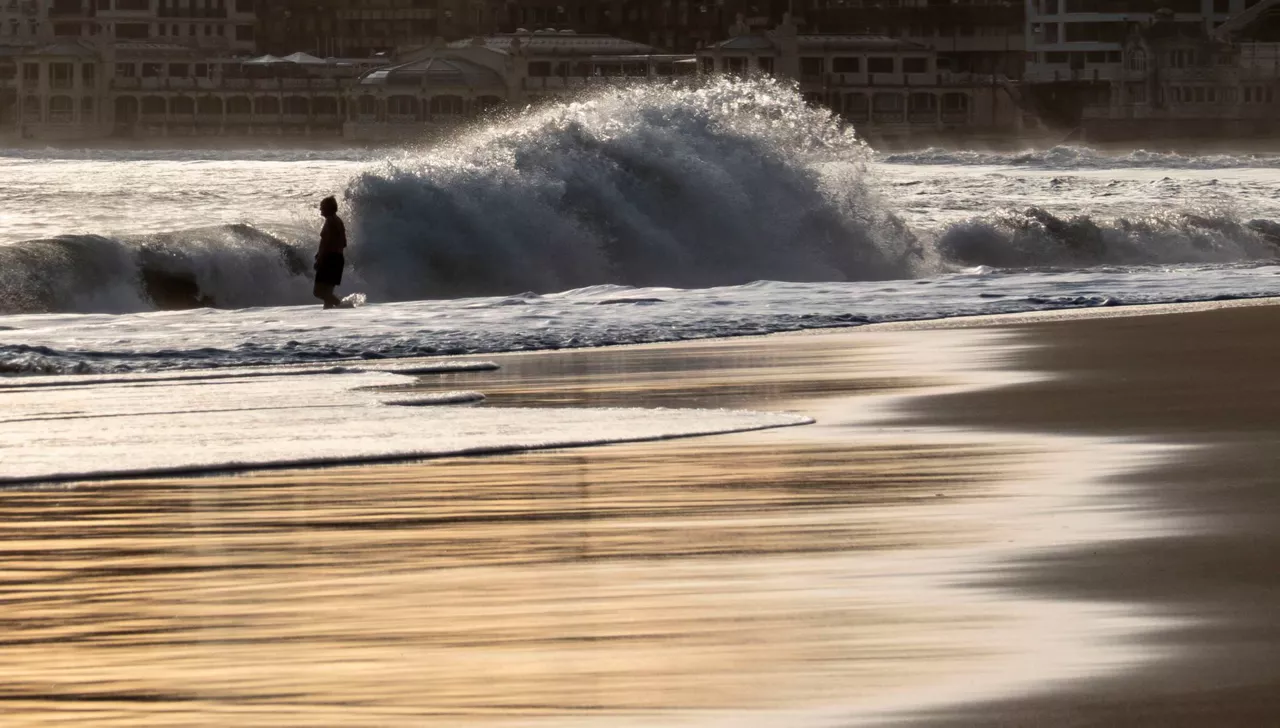 calor-sol-primavera-verano-ondarreta-playa-sansebastian beroa eguzkia donostia hondartza-efe