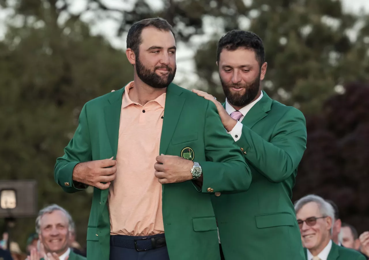 Rahmek, iazko txapelduna, jantzi zion jaka berdea Schefflerri