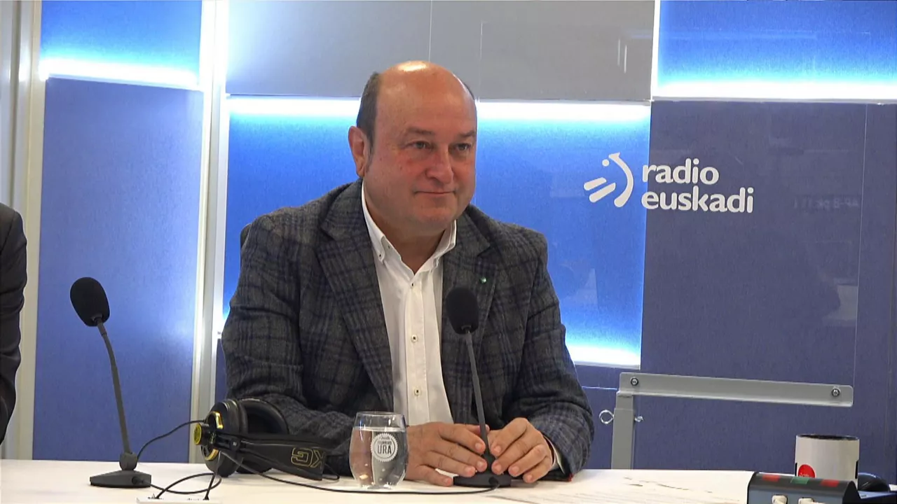 Ortuzar, en los estudios de Radio Euskadi.