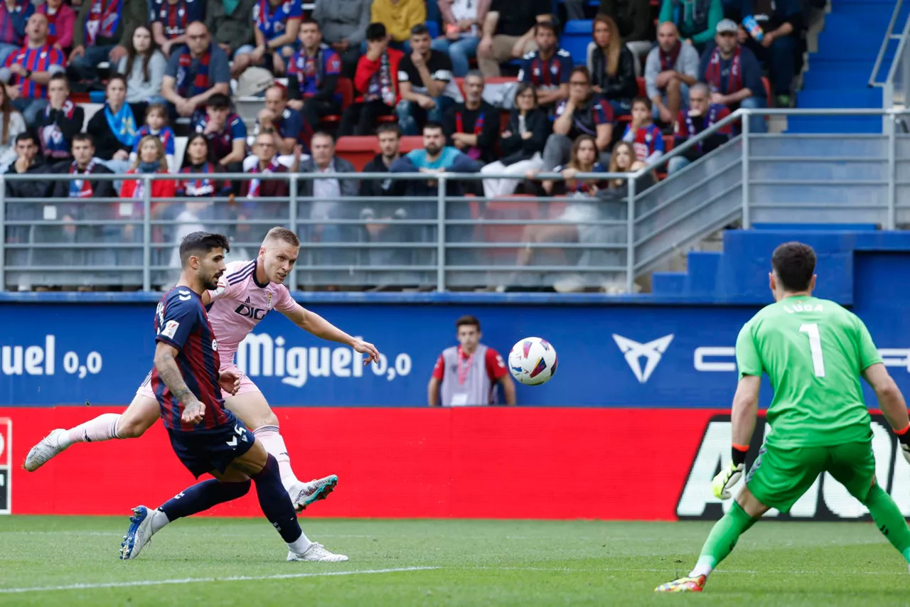 JUAN_BERROCAL_ALEXANDRE_ZURAWSKI_EIBAR_OVIEDO_HYPERMOTION_LIGA_23_24_IPURUA_EFE