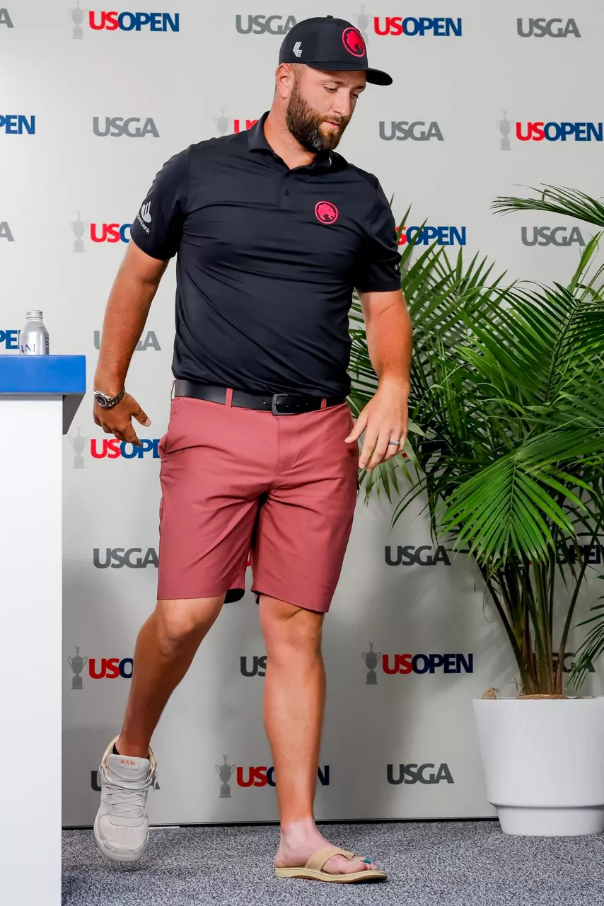 Jon Rahm, txankleta bat oinean, prentsaurrekoan. Argazkia: EFE.