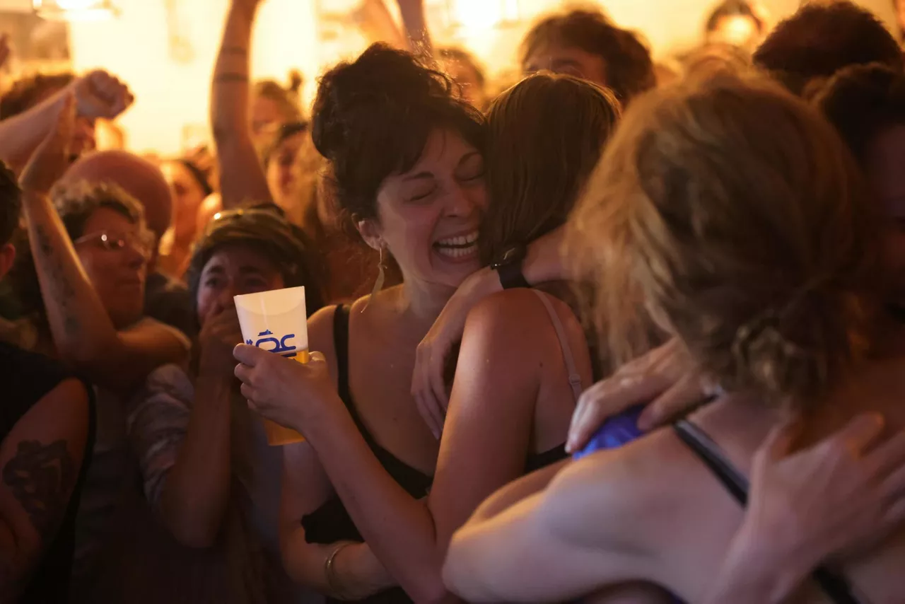 Los franceses celebran los resultados electorales. Foto: EFE