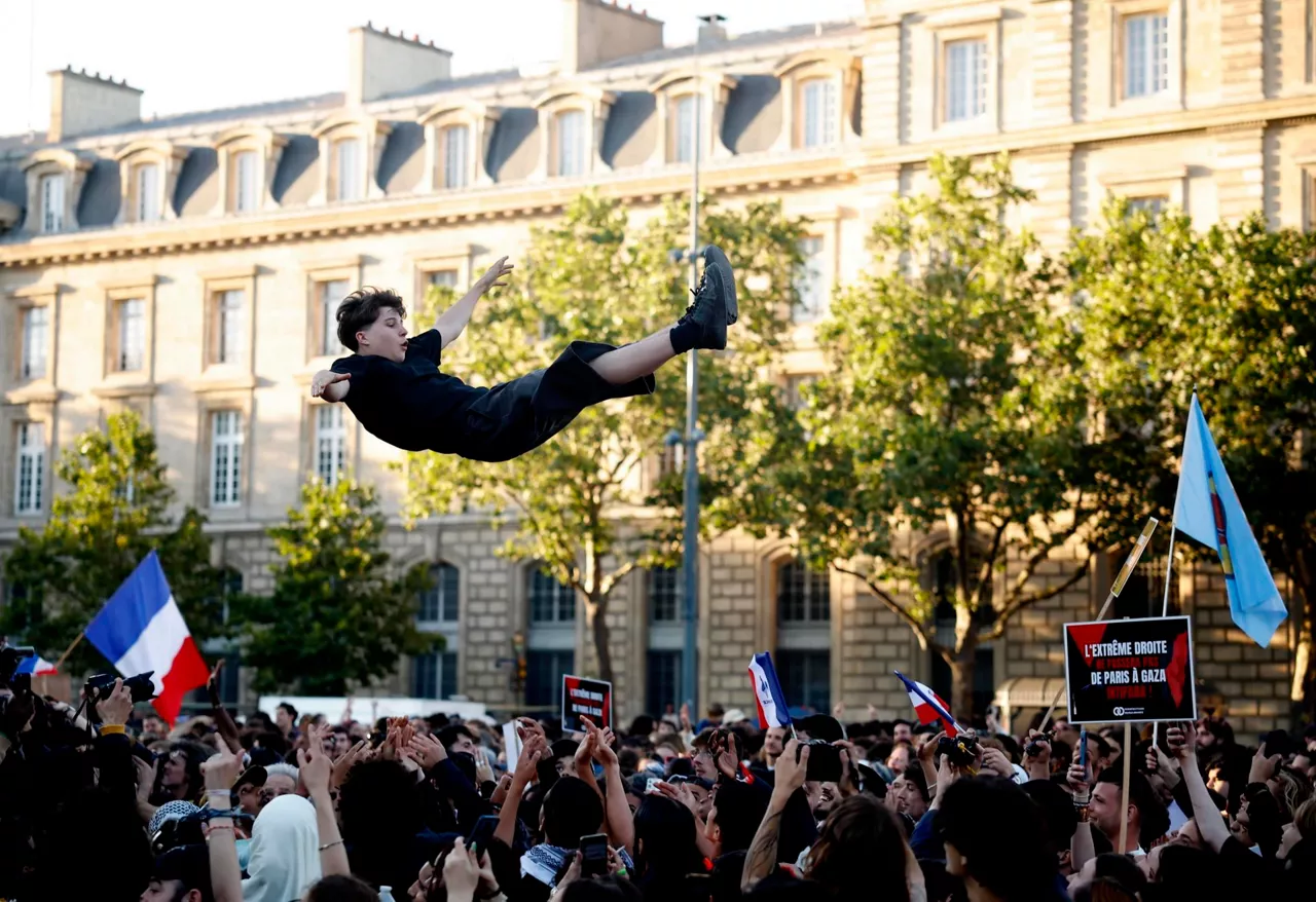 Los franceses celebran los resultados electorales. Foto: EFE