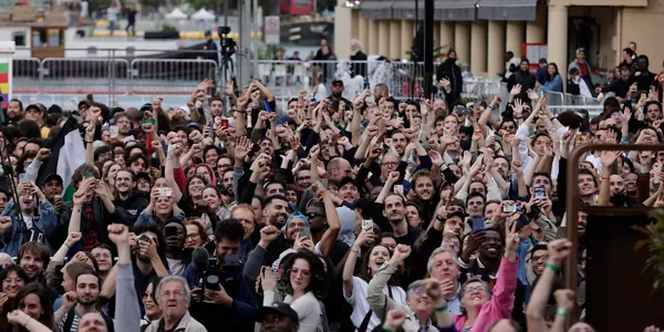 Los franceses celebran los resultados electorales. Foto: EFE