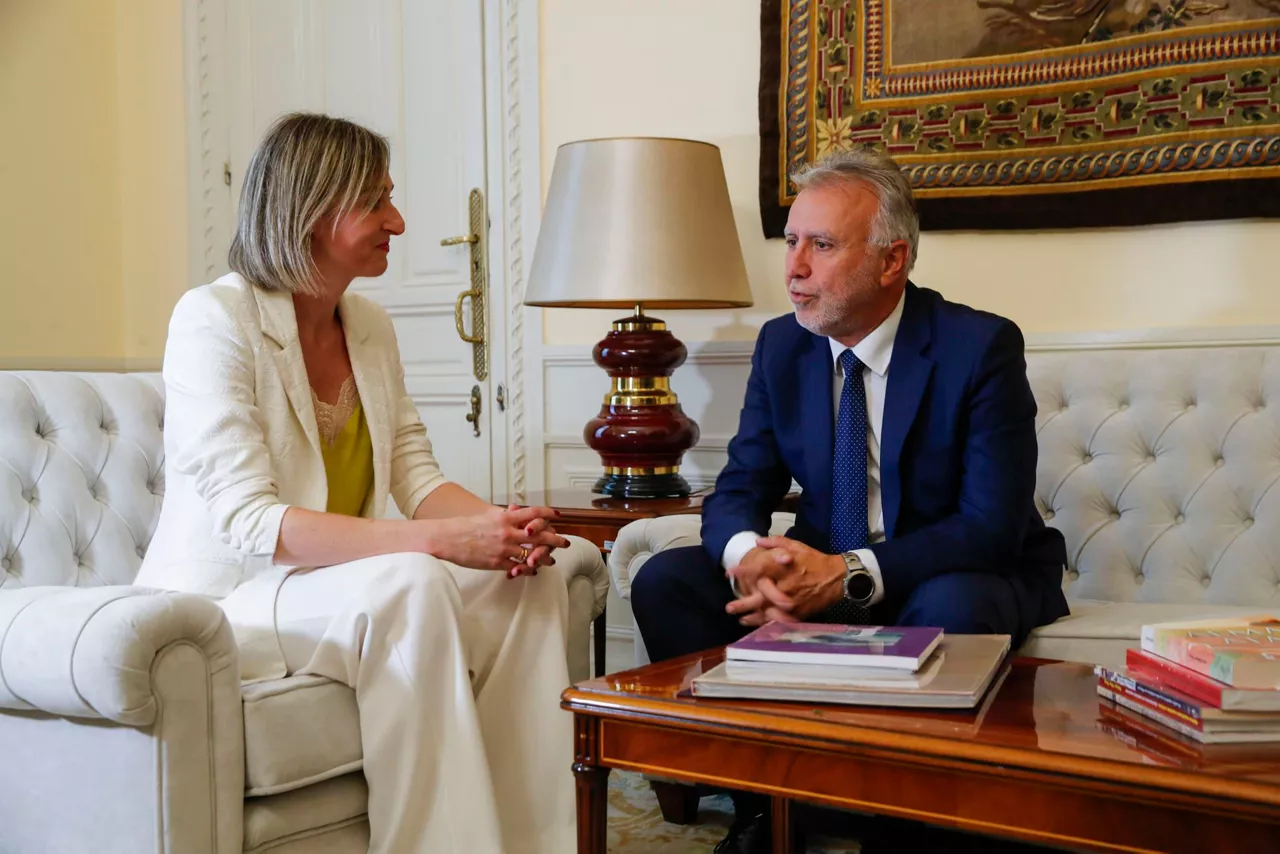 Maria Ubarretxena sailburua eta Angel Victor Torres ministroa, uzatailean. Argazkia: EFE