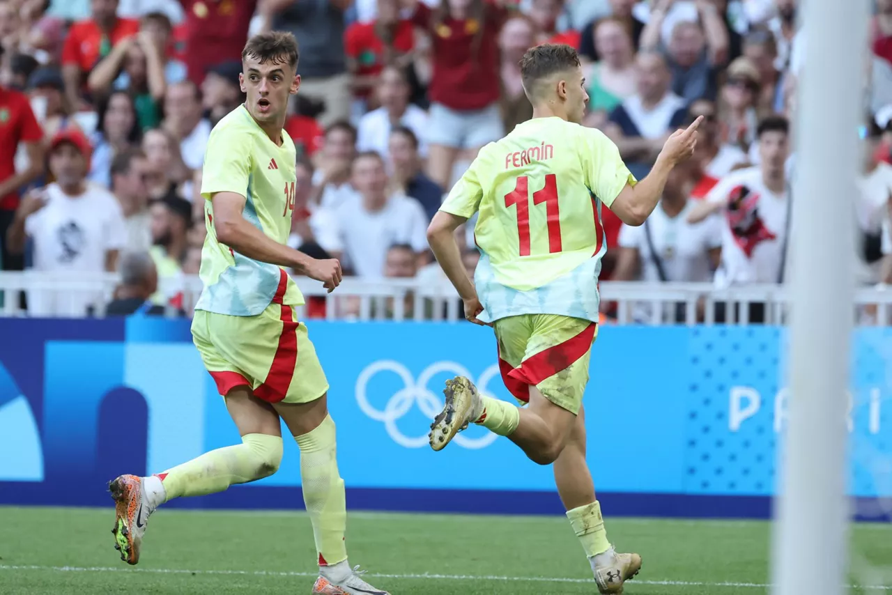 Aimar Oroz, ezkerretara, Espainiaren lehen golaren ostean. Argazkia: EFE.
