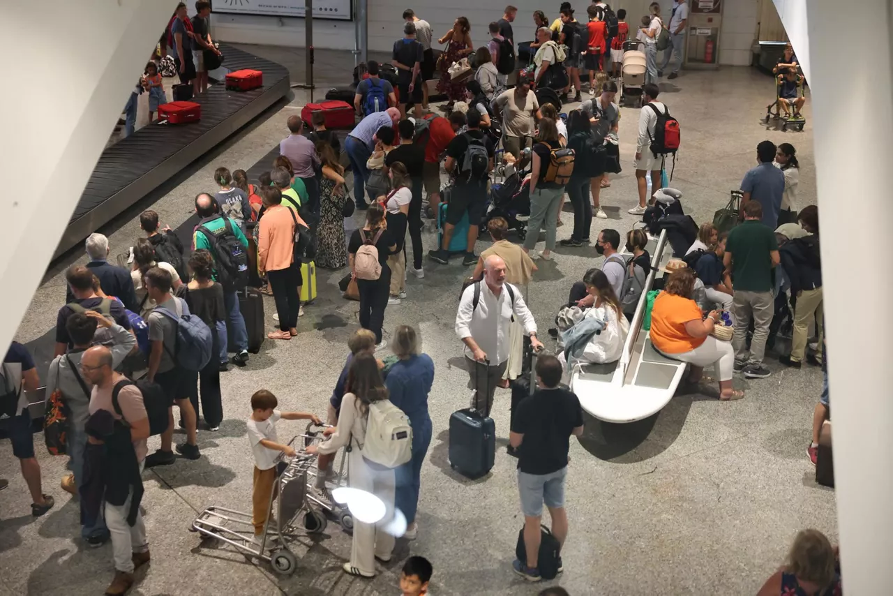aeropuerto-loiu-viajeros-turistas-maletas-efe