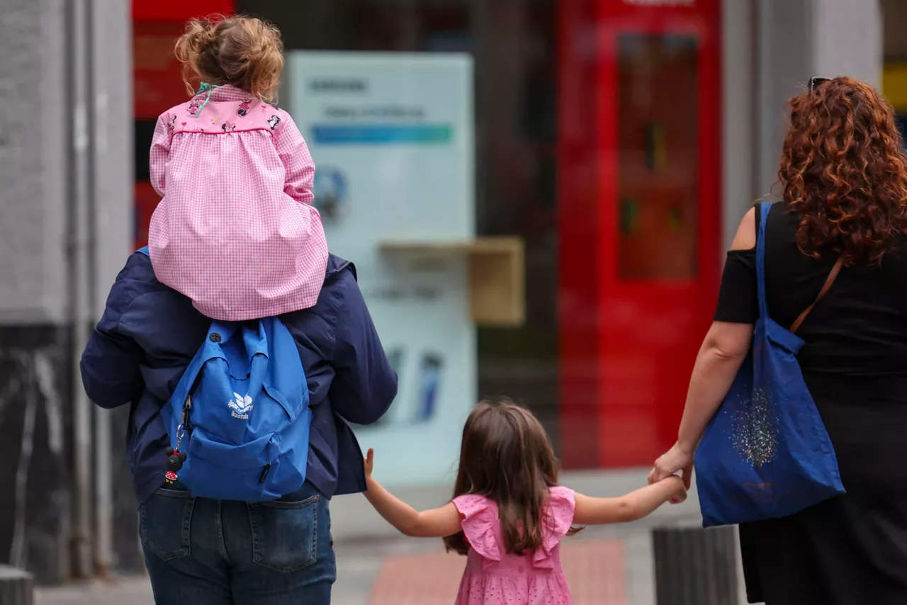 umeak haurrak ikasturtea eskola niños niñas-curso-escolar-escuela-padres-madres-efe