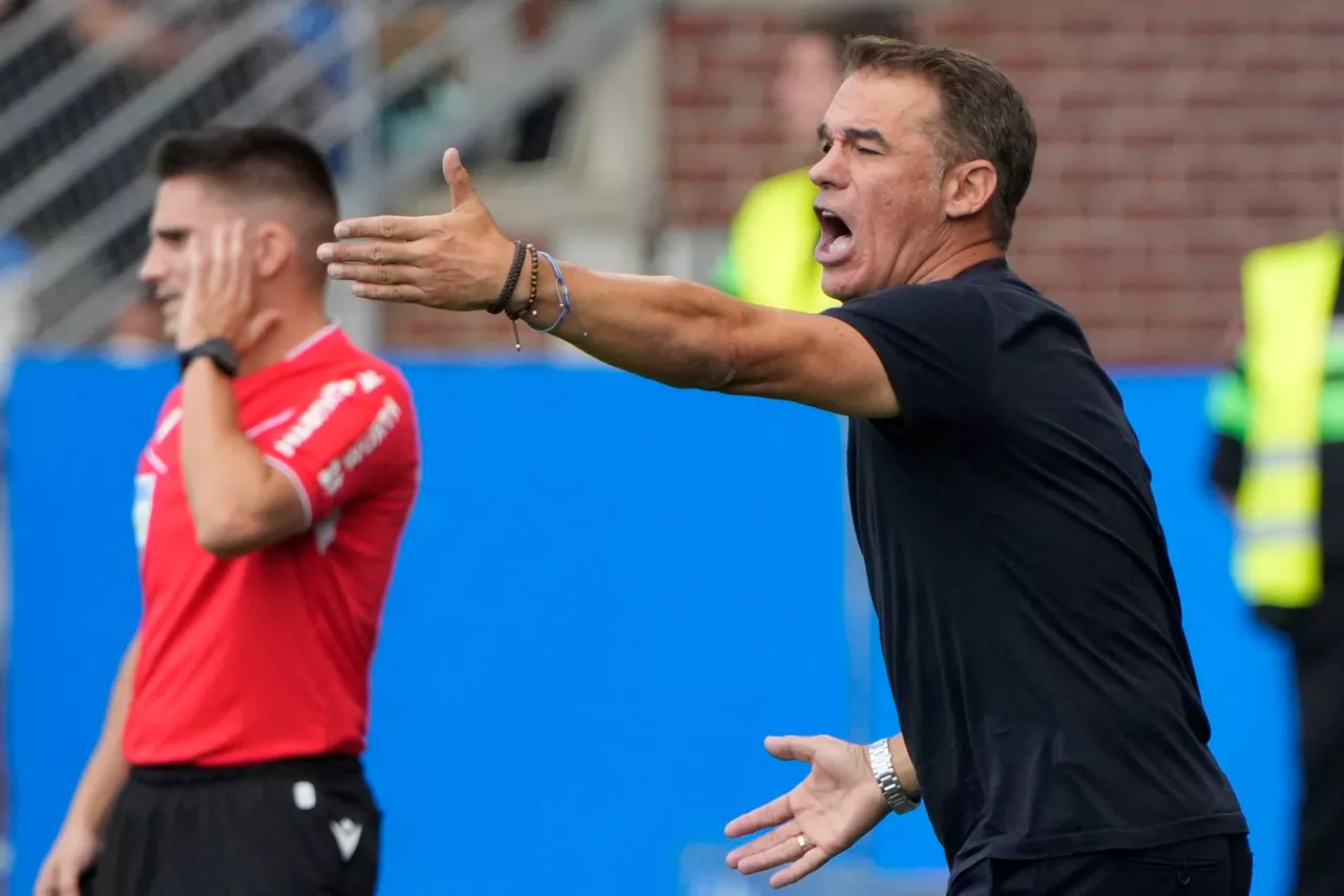 LUIS_GARCIA_PLAZA_ALAVES_ENTRENATZAILEA_AGINDUAK_EMATEN_EFE