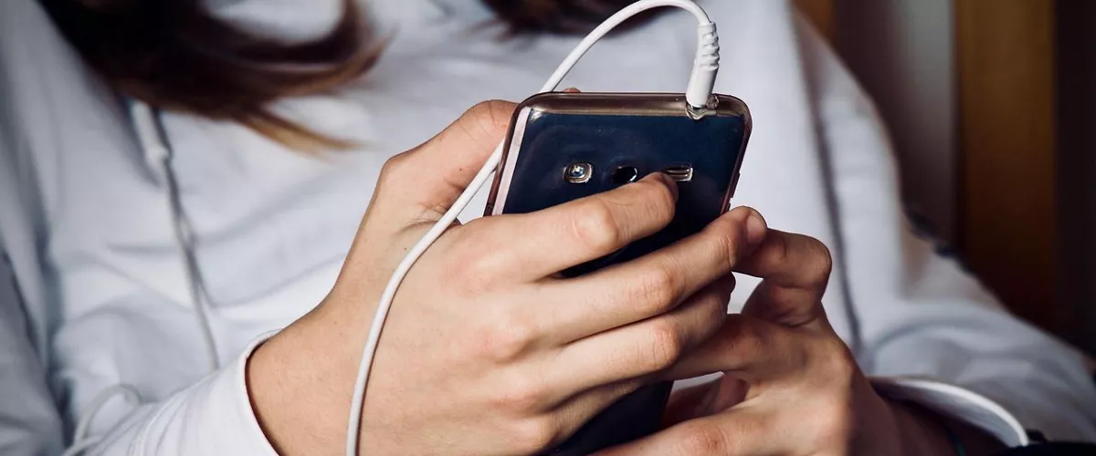 movil-adolescentes- nerabeak umeak mobila pixabay