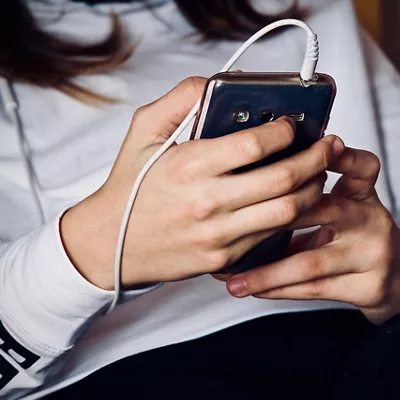 movil-adolescentes- nerabeak umeak mobila pixabay