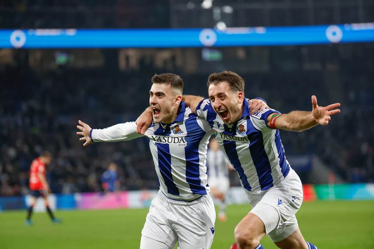 Barrenetxea y Oyarzabal celebrando un gol. Foto: EFE
