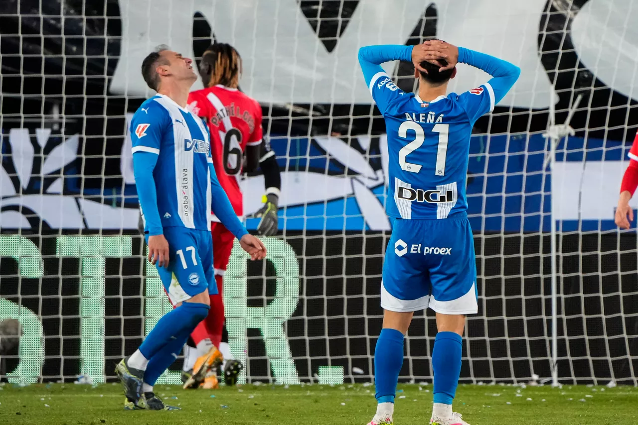 Kike García y Aleñá lamentan un gol en contra. Foto: EFE.