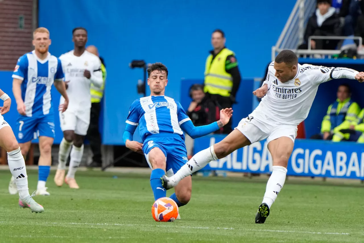La violenta entrada de Mbappé a Antonio Blanco. Foto: EFE