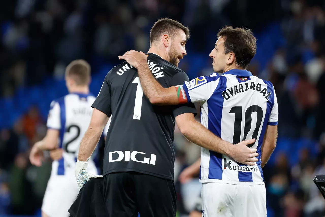 Unai Simón y Mikel Oyarzabal. Foto: EFE