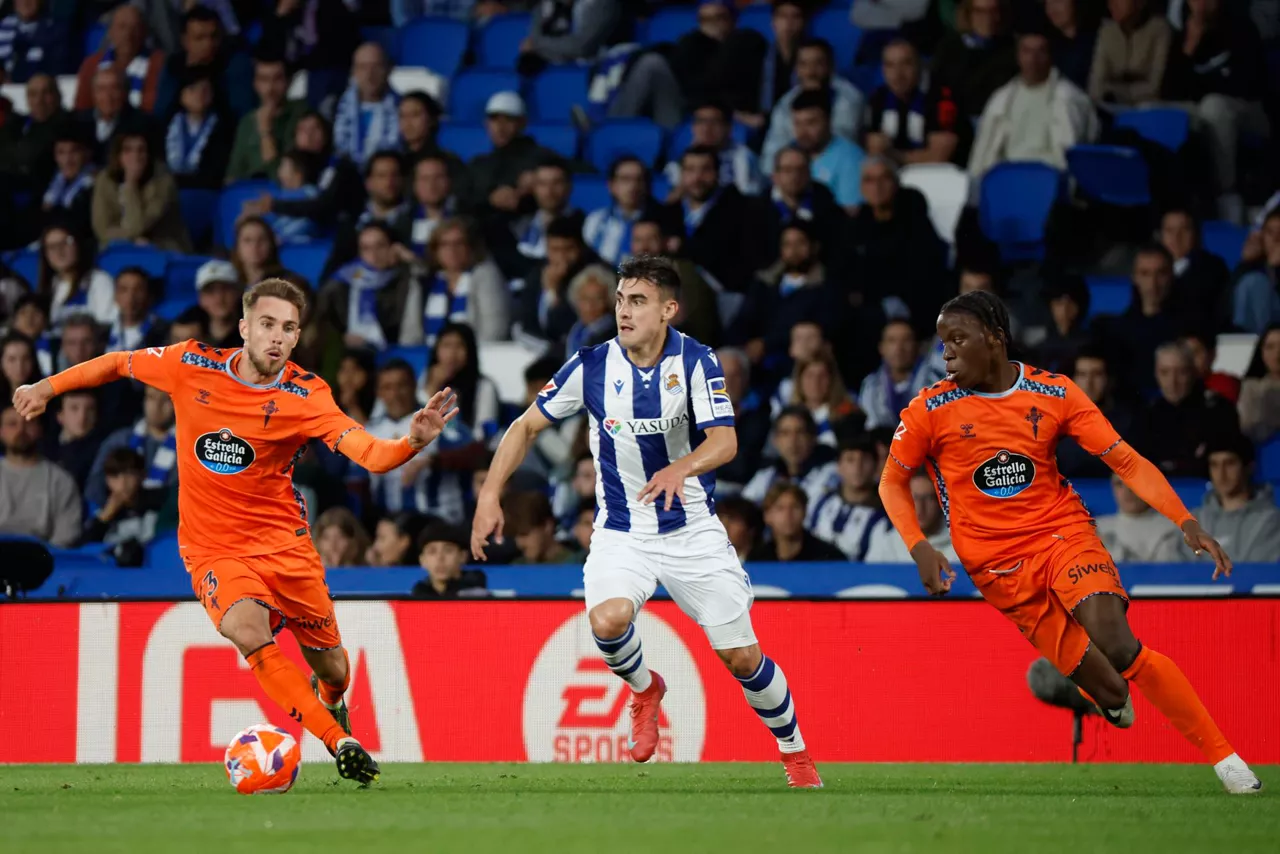 Barrenetxea, que ha salido en la segunda parte, busca una internada por su banda. Foto: EFE.