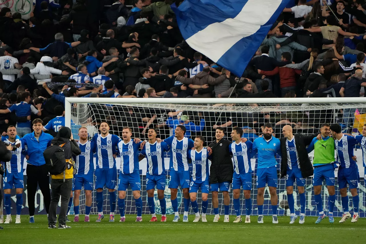 El Alavés ha festejado el triunfo con la afición de Mendizorrotza. Foto: EFE.