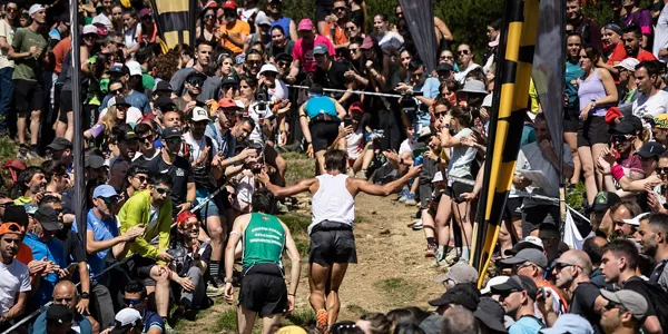 Varios atletas reciben el apoyo del público durante una ascensión. EFE