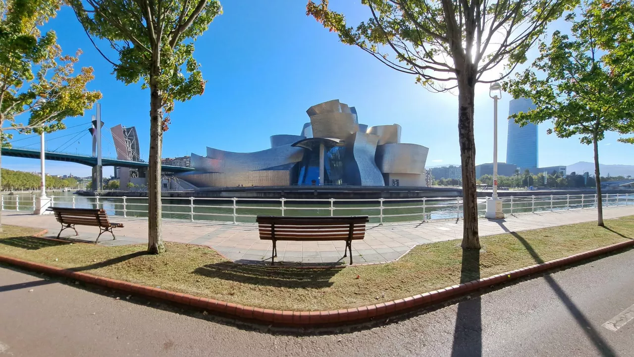 MUCHISIMO CALOR HOY EN BILBAO  FRENTE AL MUSEO GUGGENHEIM DESDE LA MARGEN DERECHA DE LA RIA BILBAINA