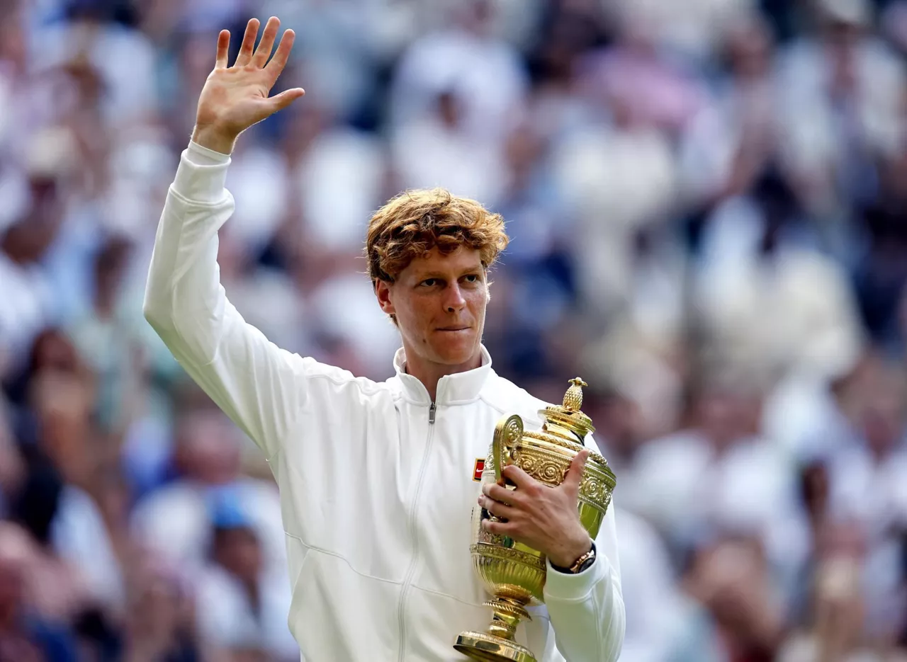 Jannik Sinner con el trofeo de Wimbledon. EFE