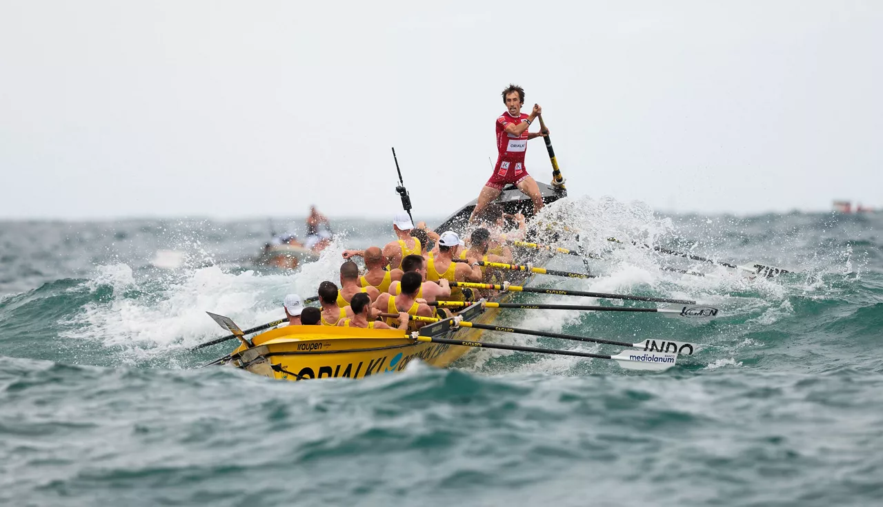 La trainera de Orio en plena regata. Foto: Aitor Arrizabalaga / ACT