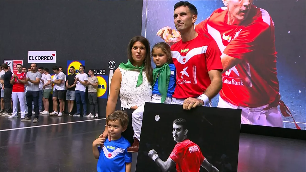 Mikel Urrutikoetxea familiarekin omenaldia Bizkaia Frontoia