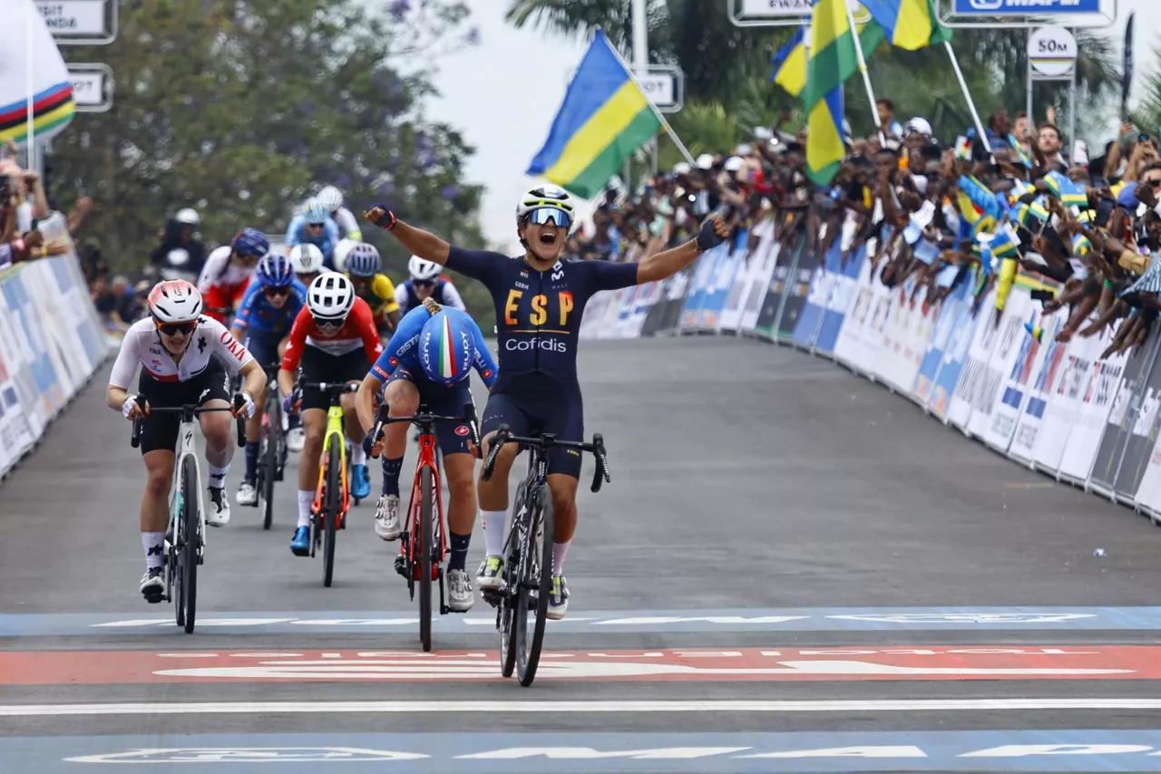 Paula Ostiz celebra su triunfo en la meta de Kigali. EFE