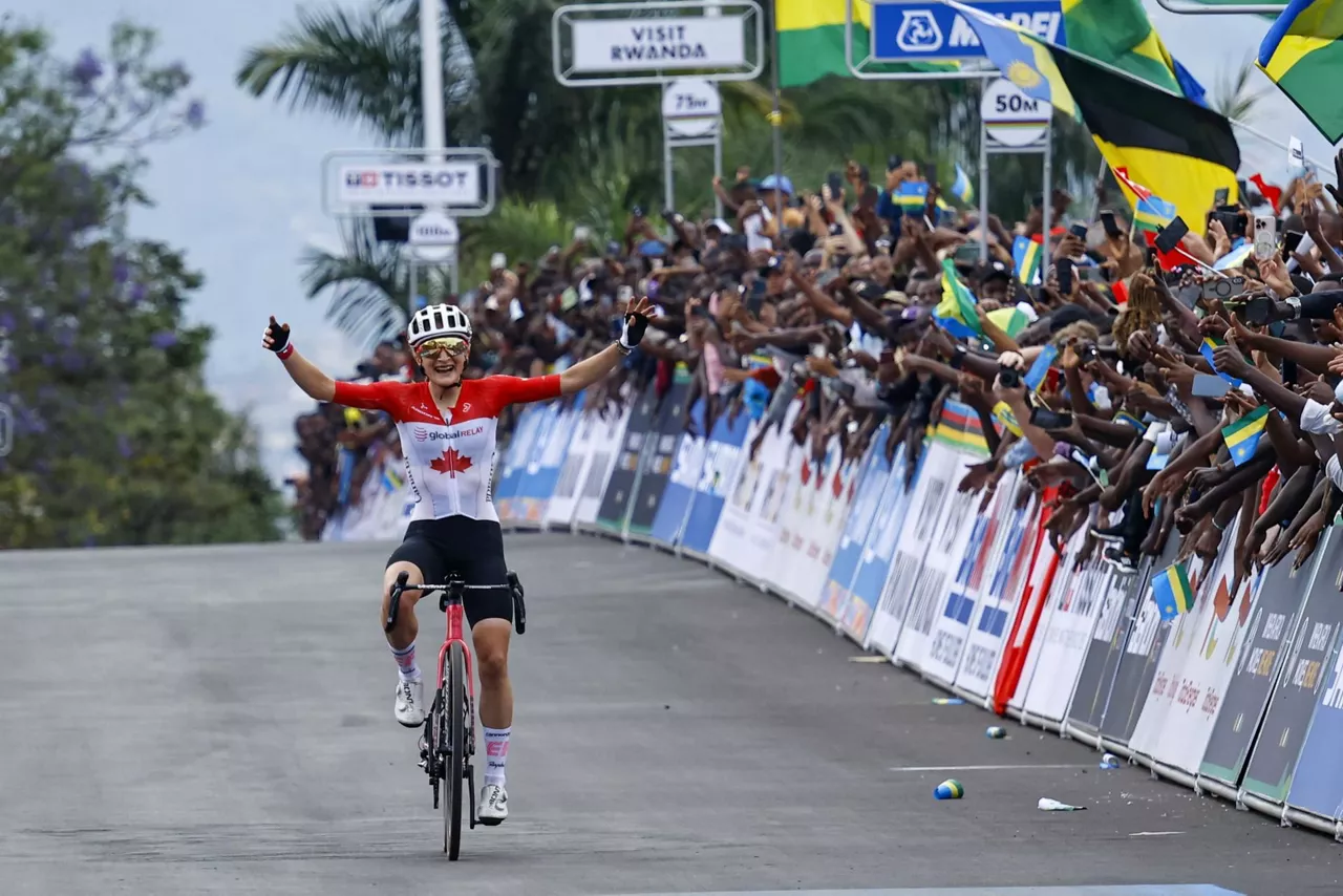 Magdeleine Valliers cruza en solitario la línea de meta en Kigali. EFE