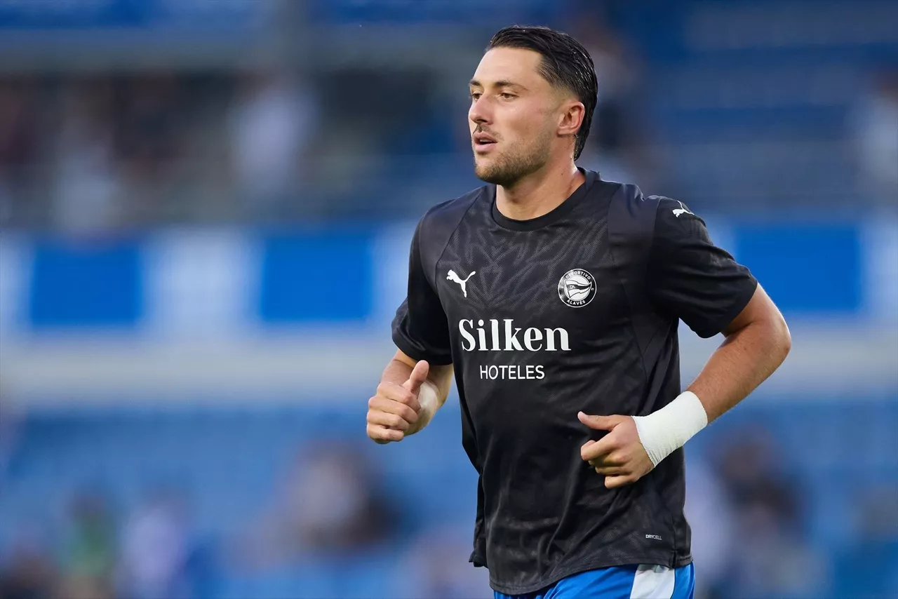 EuropaPress_6903964_facundo_tomas_garces_of_deportivo_alaves_looks_on_prior_to_the_laliga_ea