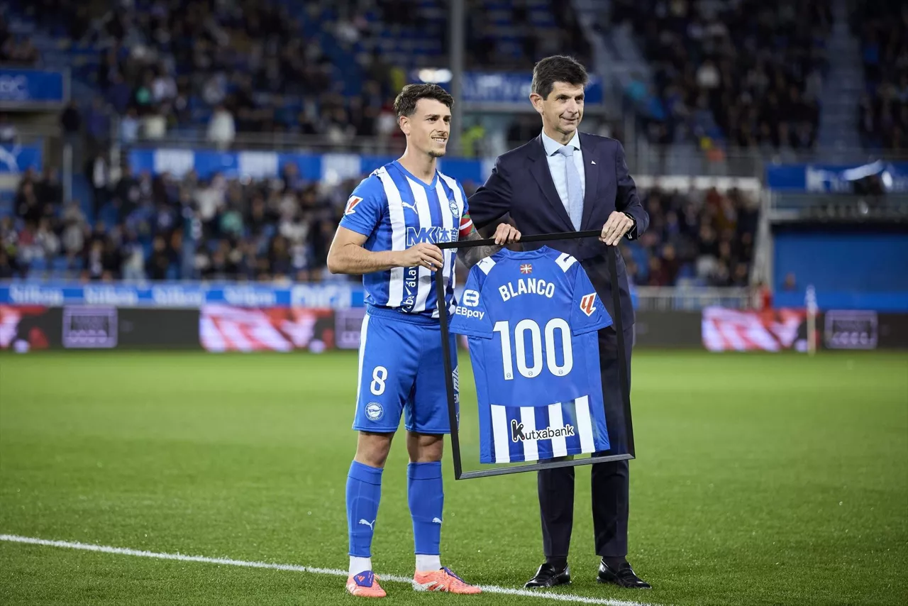 Homenaje a Antonio Blanco por sus 100 partidos con el Alavés. Foto: Europ Press