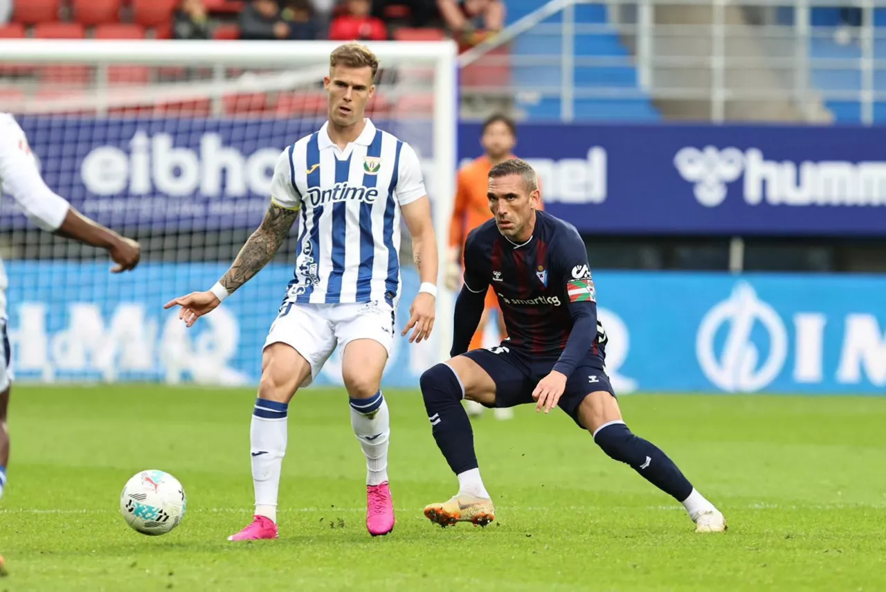 Arbilla, con un jugador del Leganés. Foto: @SDEibar.