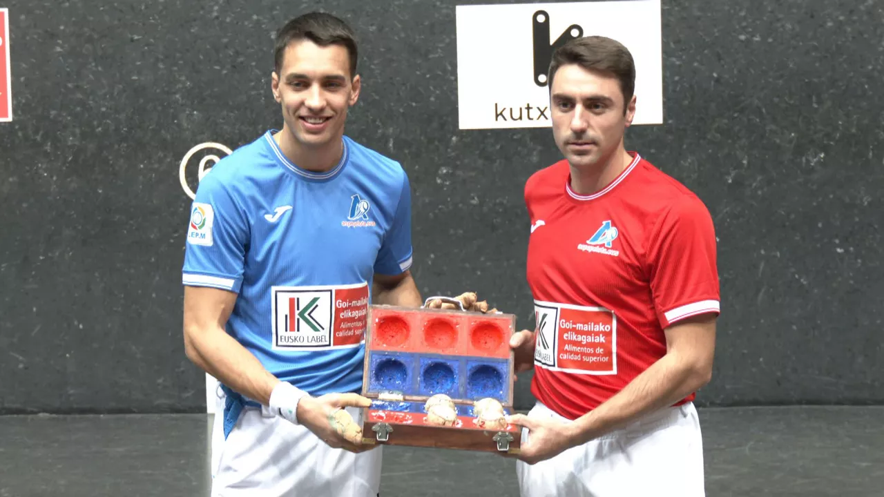 Javi Zabala y Peio Etxeberria, con el material elegido