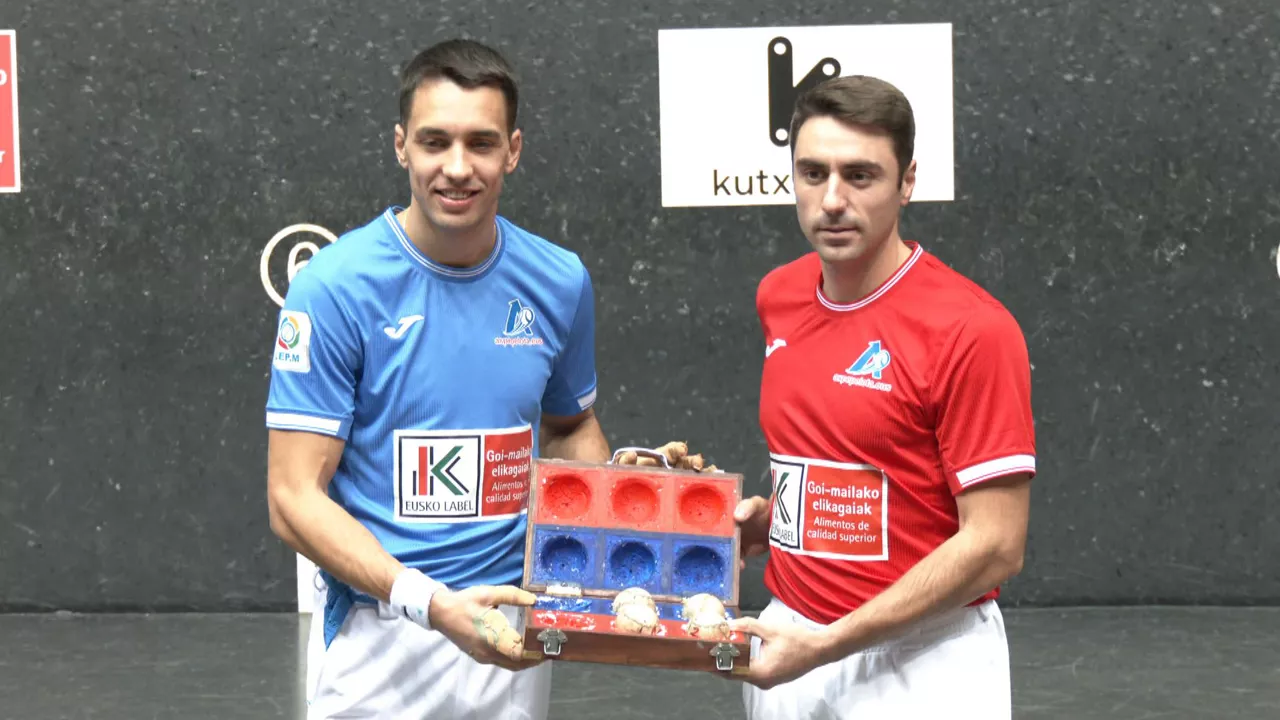 Javi Zabala eta Peio Etxeberria, aukeratutako materialarekin