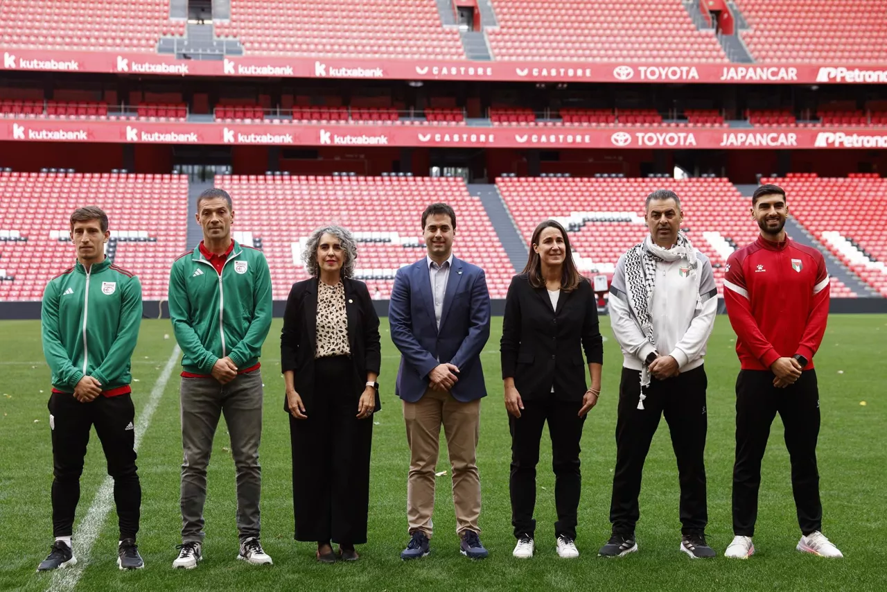 Euskal Selekzioa eta Palestina entrenatzaileak, jokalariak eta erakundeetako ordezkariak