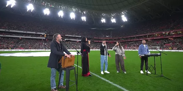 Elorriteta, Izaro y el grupo Soul Band cantan Gernika