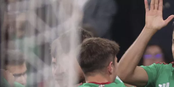 Elgezabal y Jauregizar celebran el gol