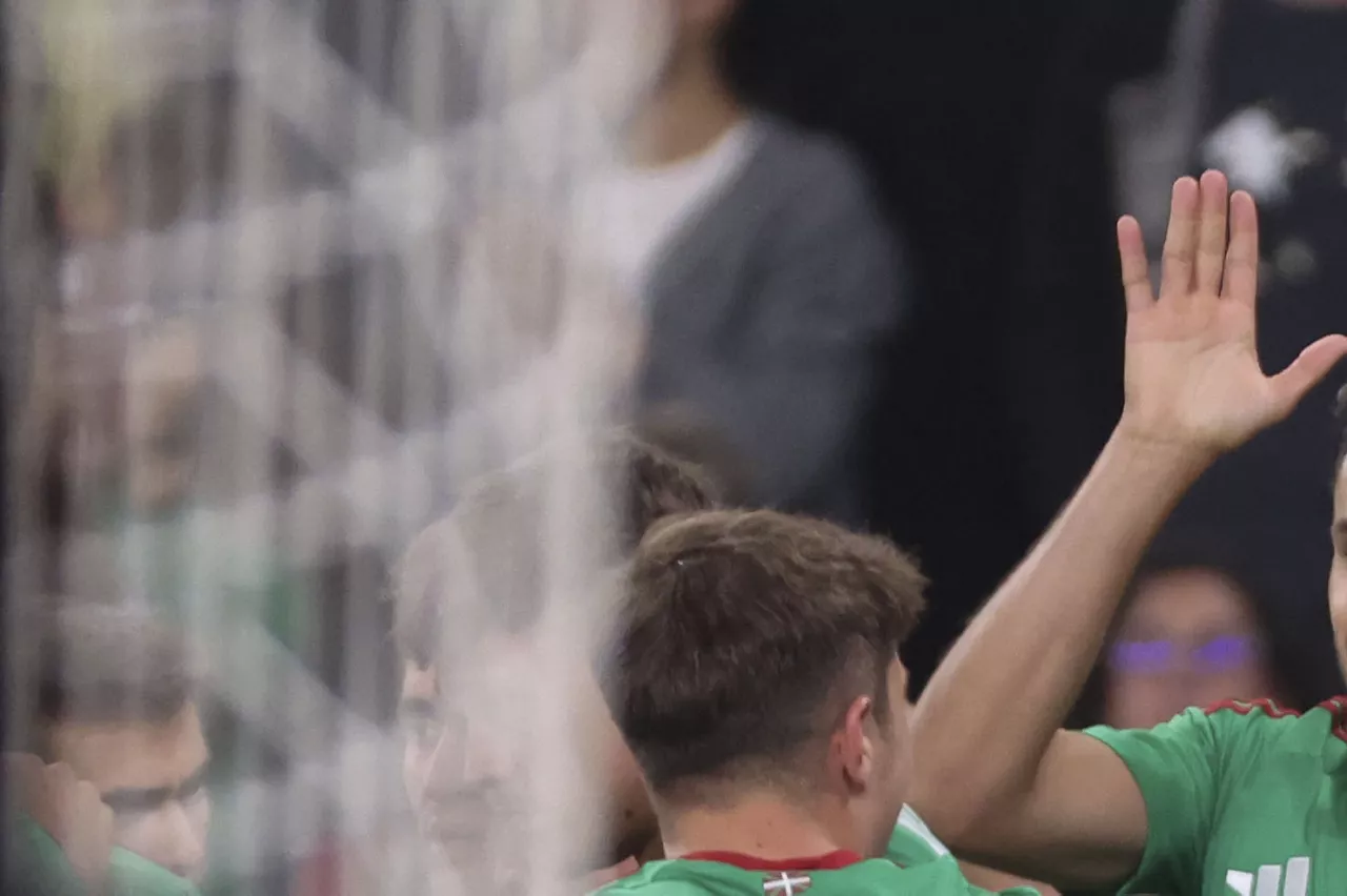 Elgezabal y Jauregizar celebran el gol