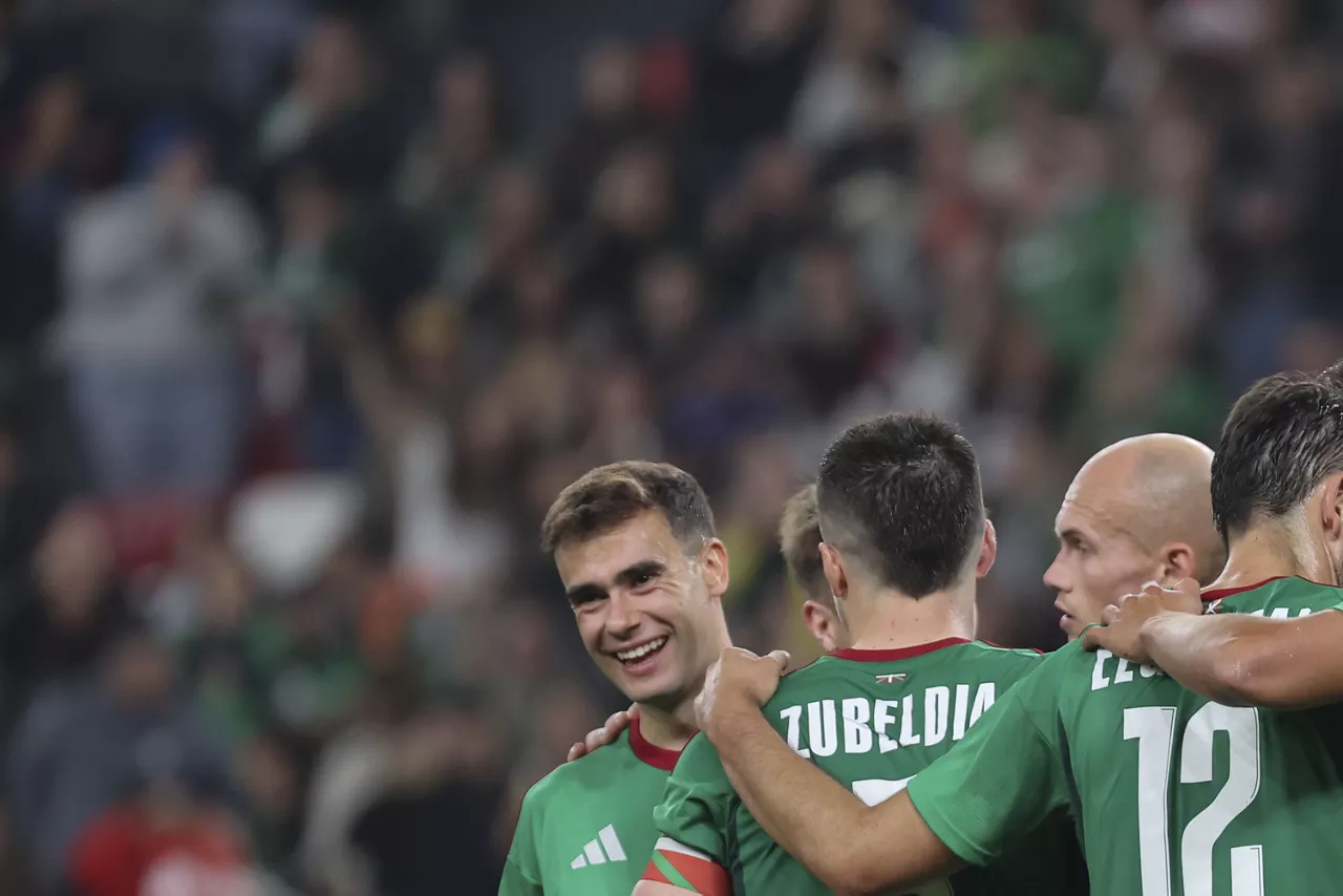 Los jugadores de la Euskal Selekzioa celebran el gol 