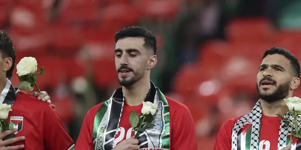 Jugadores de Palestina escuchan el himno de su país