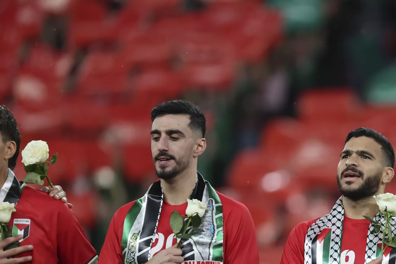 Jugadores de Palestina escuchan el himno de su país
