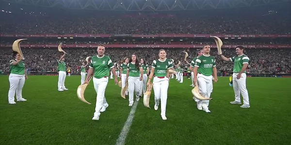 Los puntistas salen al campo de fútbol