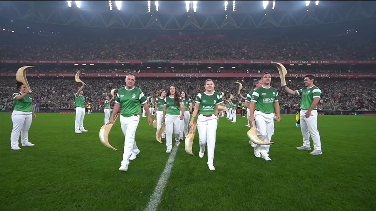 Los puntistas salen al campo de fútbol